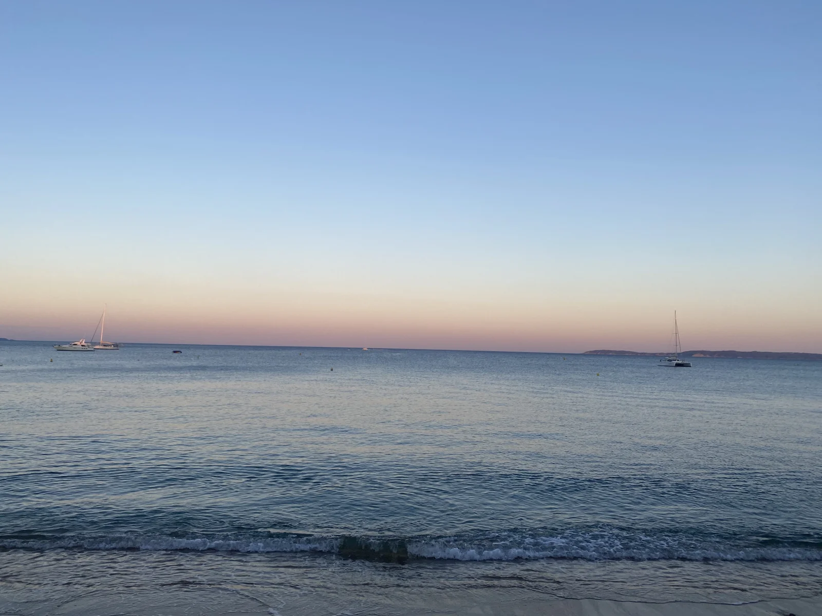 Apéro et tapas au coucher de soleil au Welcome Beach Club Soirée coucher de soleil au Welcome Beach Club au Lavandou