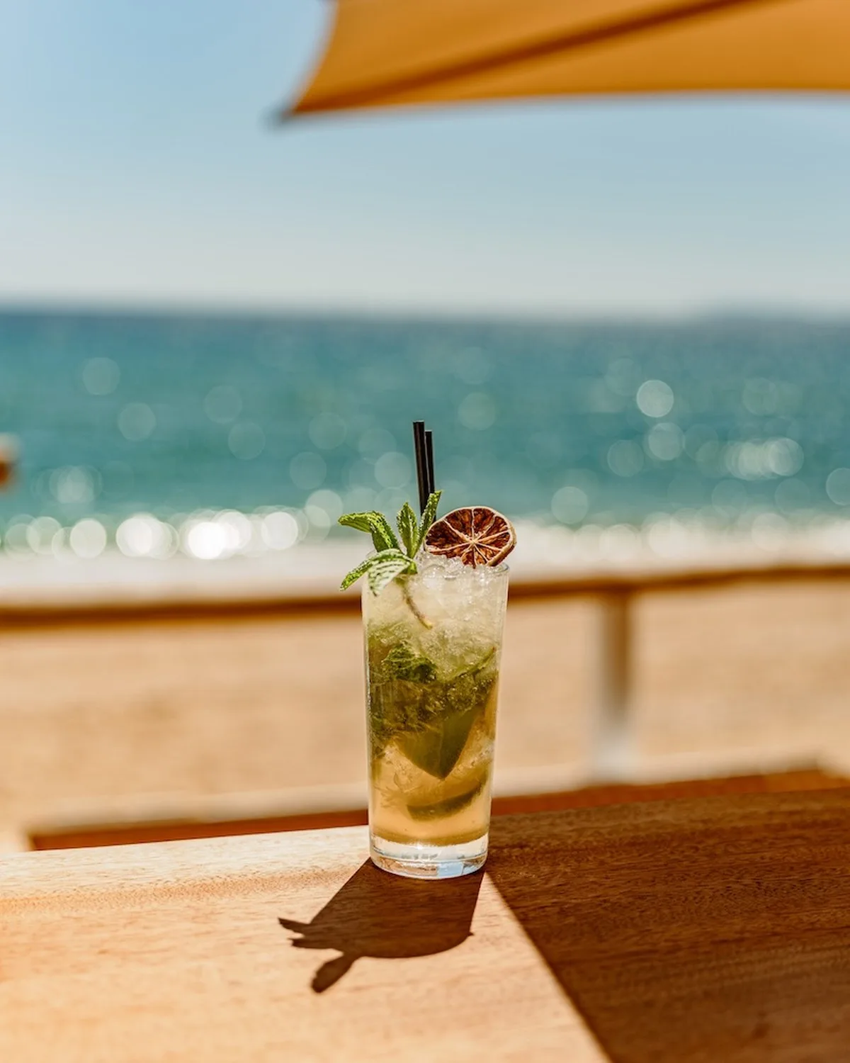 Soirée Sunset Welcome Beach Club - Le Lavandou Coucher de soleil au Welcome Beach Club au Lavandou avec cocktails face à la mer