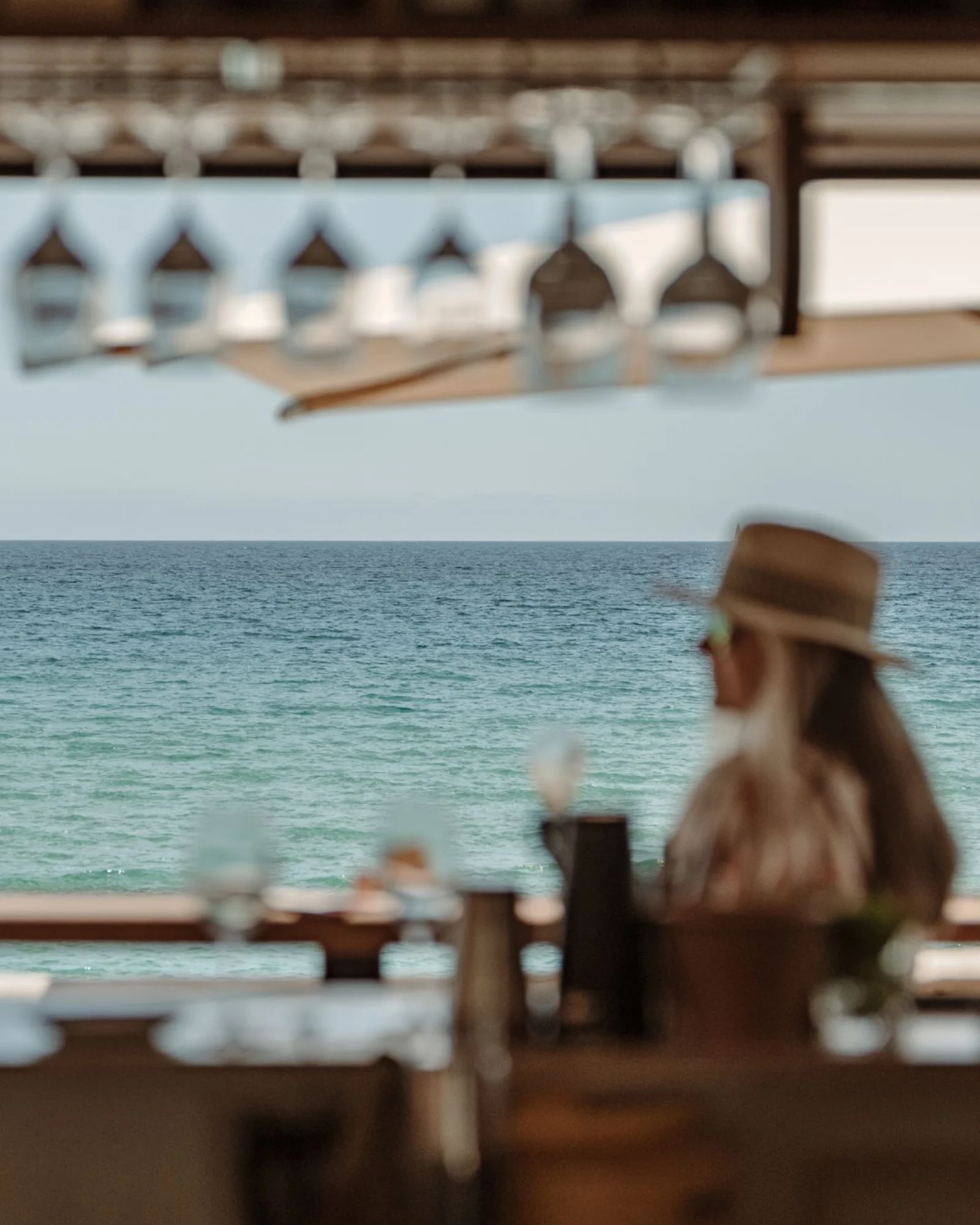 Transats orange et parasols sur la plage privée