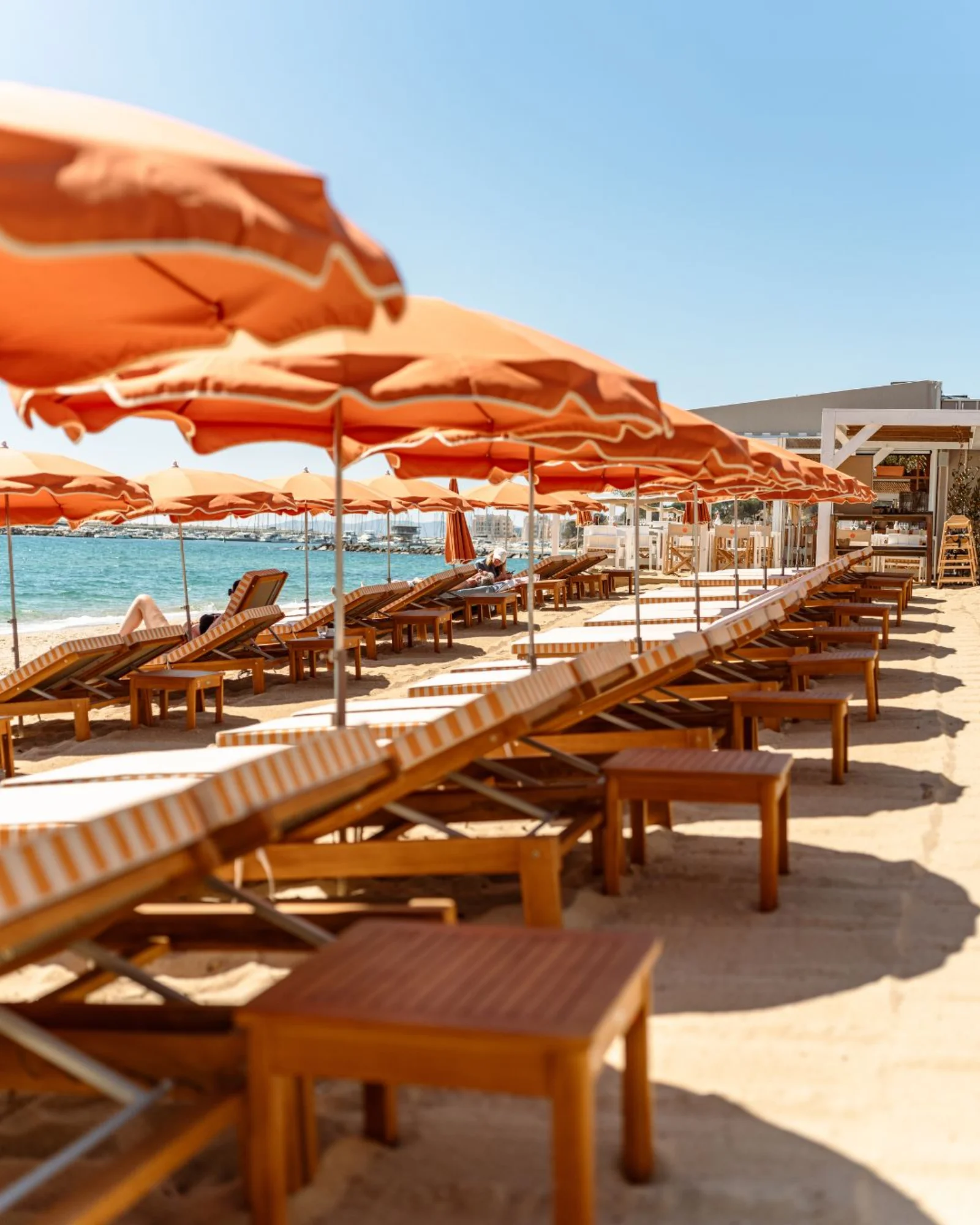 Intérieur chaleureux du Welcome Beach Club