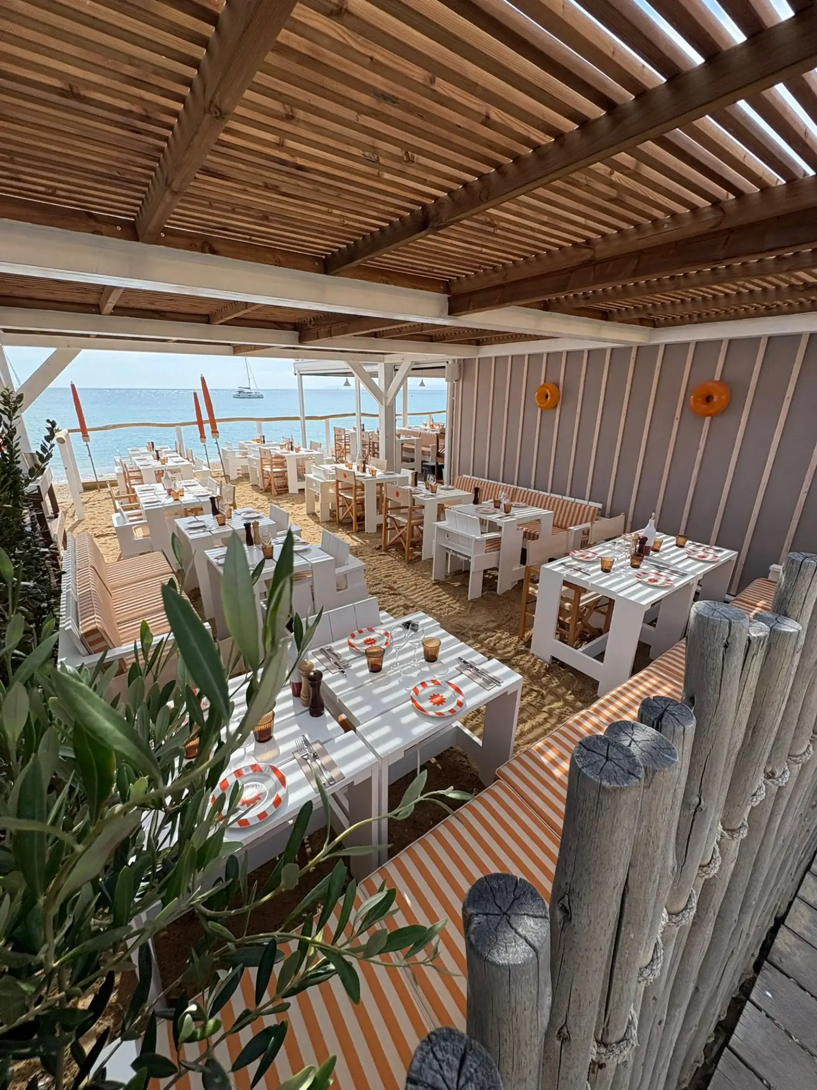 Bienvenue au Welcome Beach Club au Lavandou