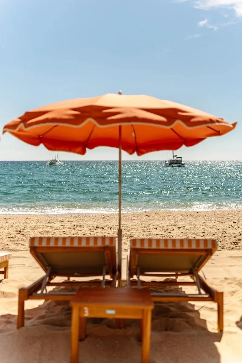 Plage privée avec transats - Welcome Beach Club Transats et plage privée