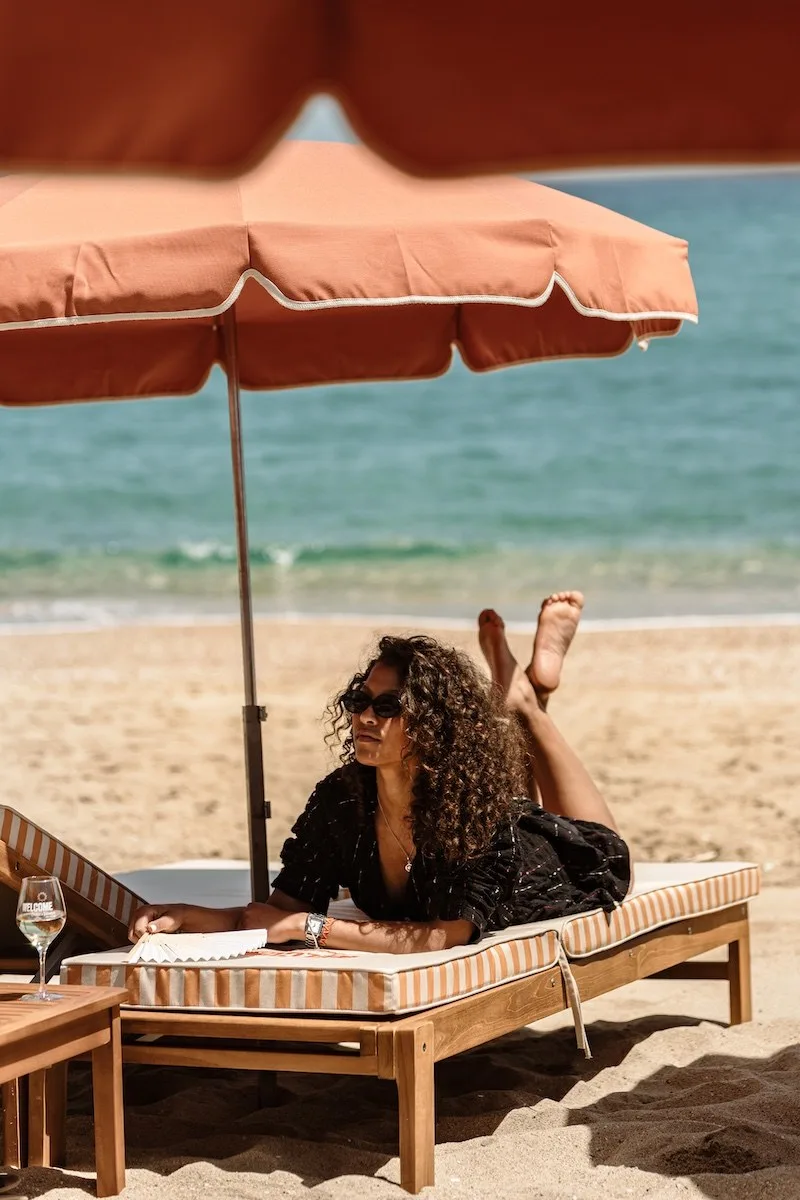 Bed et transat plage privée - Welcome Beach Club Bed et transat sur la plage privée du Welcome Beach Club au Lavandou