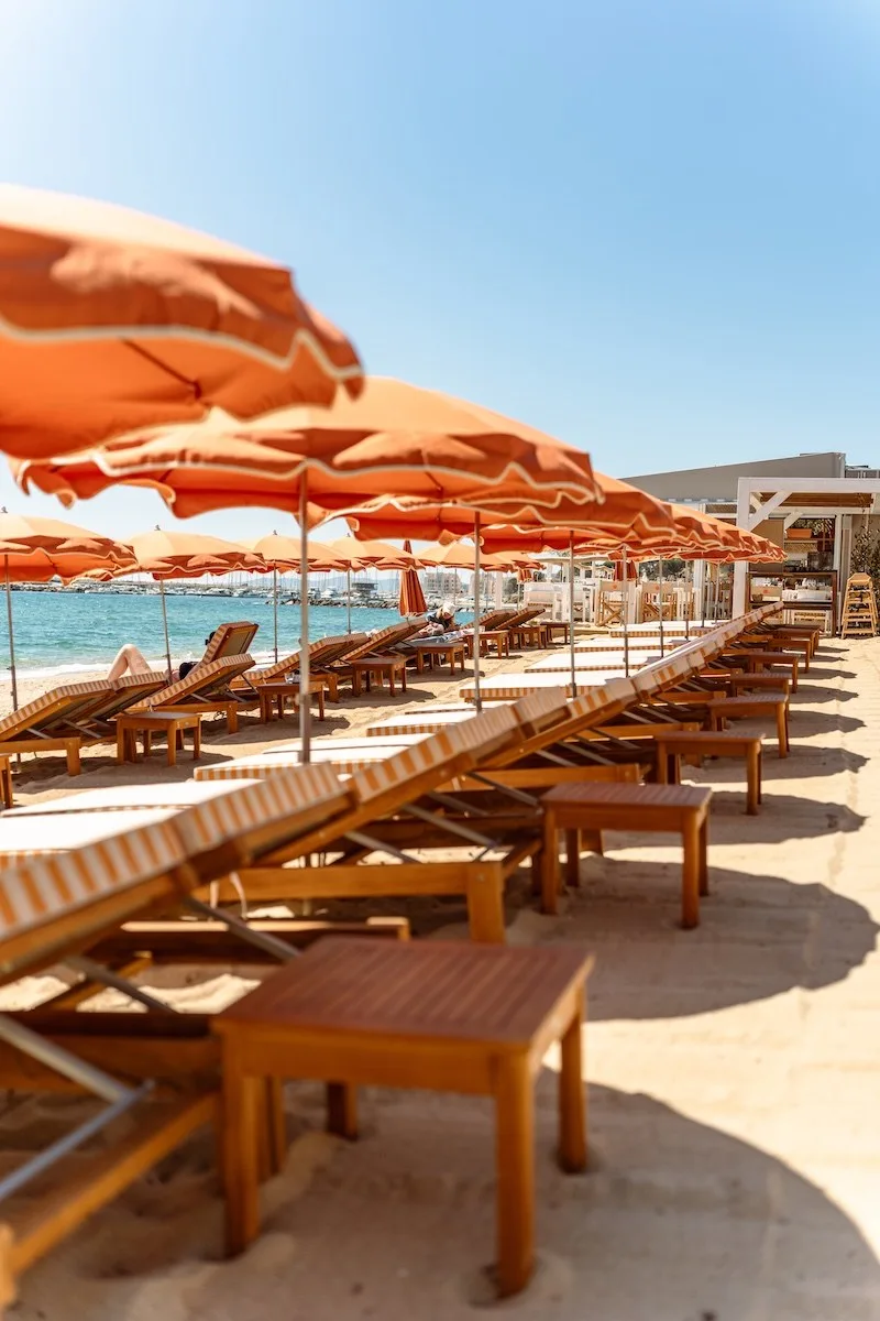 Plage privée Welcome Beach Club - Le Lavandou Plage privée du Welcome Beach Club au Lavandou face à la Méditerranée